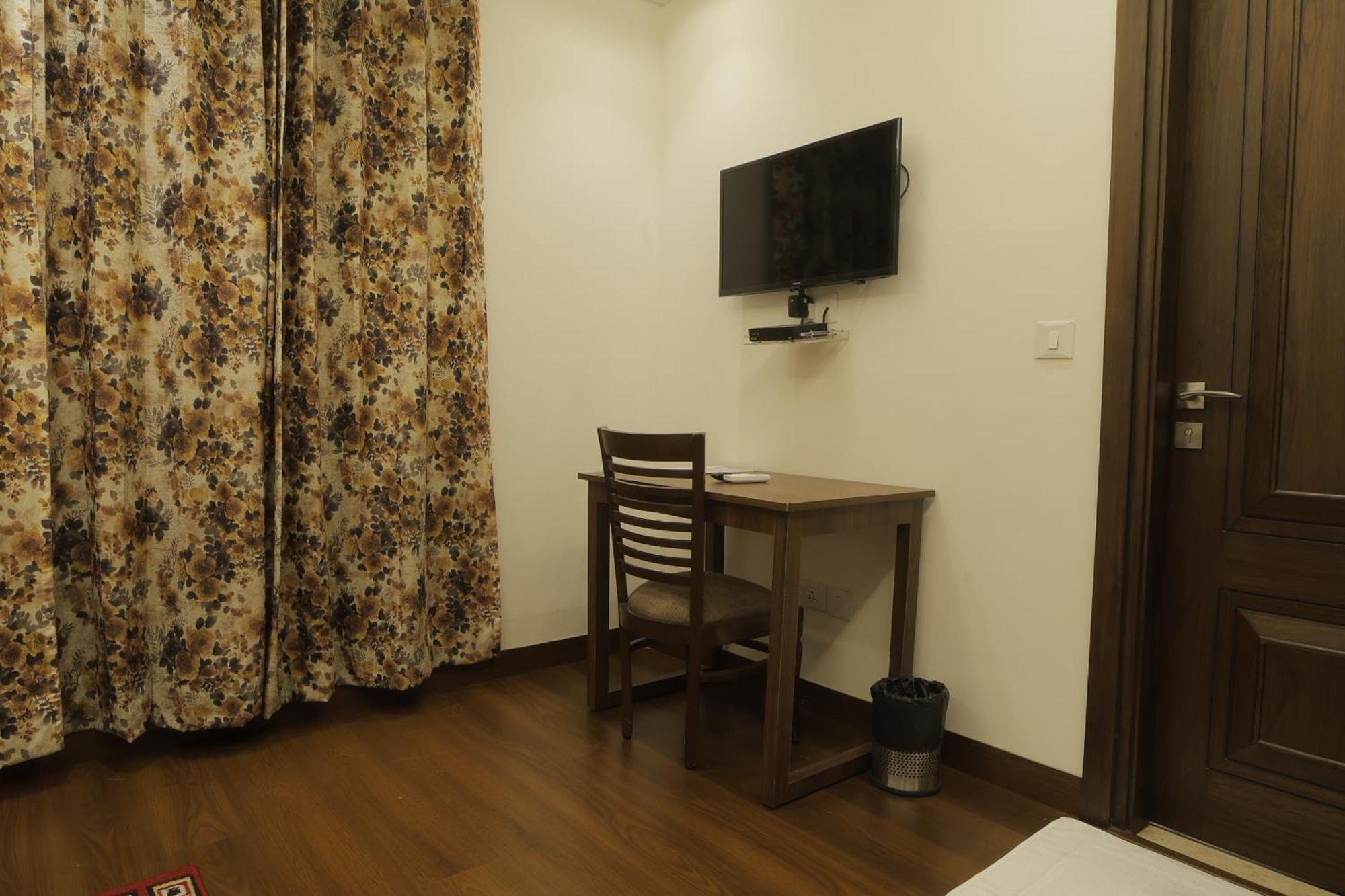 Bed and Breakfast Under My Roof Superio Neu-Delhi Exterior foto